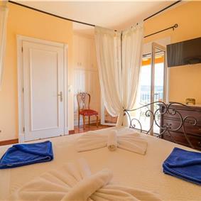 5 bedroom villa with pool, near Acharavi, sleeps 9